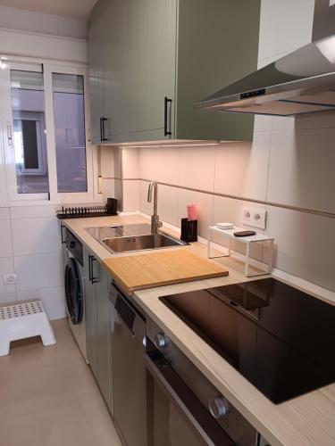 アギラスにあるApartamento en Águilasのシンクとカウンタートップのあるキッチン