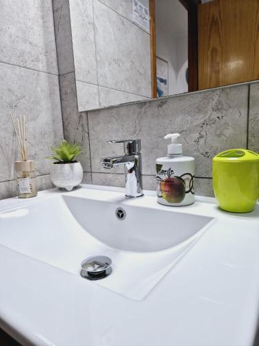 La Casa de Verónica - Serene Apartment with Shared Pool, Steps from the Beach