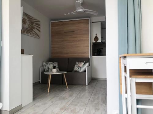 un salon avec un canapé et une table dans l'établissement Studio Cosy + parking privé, à Cavalaire-sur-Mer