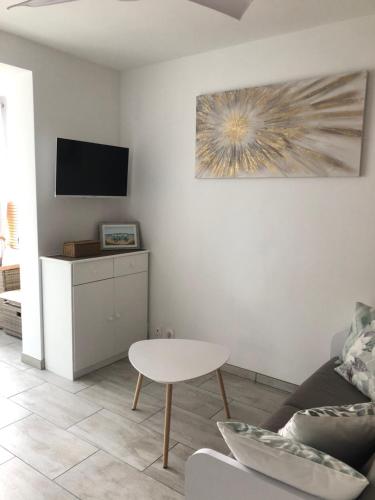 un salon avec un canapé et une table dans l'établissement Studio Cosy + parking privé, à Cavalaire-sur-Mer