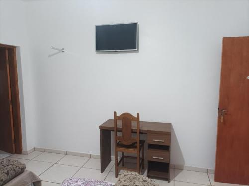 TV a/nebo společenská místnost v ubytování Hotel João Luzia