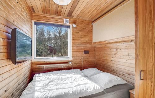 Pet Friendly Home In Nykøbing Mにあるベッド
