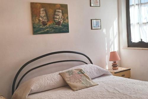 プーラにあるVilletta relax 1のベッドと壁に絵が飾られた寝室