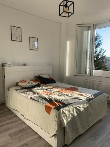 un lit dans une chambre avec une fenêtre dans l'établissement Chambre Allonnes à 10 min du circuit, à Allonnes