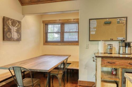 Una cocina o cocineta en Stem Winder Lodge