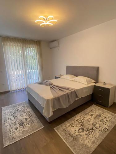 una camera con letto e ventilatore a soffitto di Casa Gazi a Ulcinj