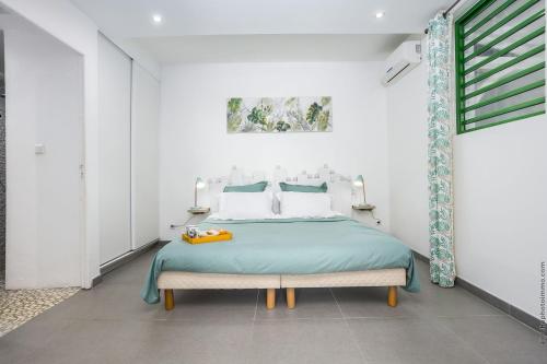 Ένα ή περισσότερα κρεβάτια σε δωμάτιο στο Logement Ti Gabriel