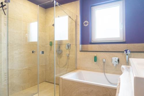 Bilik mandi di Apartment Leni am Tuniberg, Weinregion