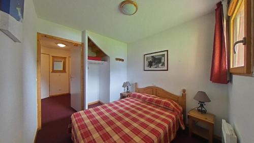 - une chambre avec un lit et une couverture rouge dans l'établissement Résidence Cristallines - 2 Pièces cabine duplex 6 personnes MAE-9941, à Orcières