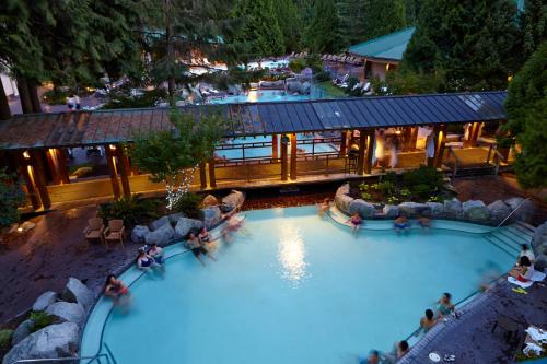 eine Aussicht über einen großen Pool in einem Resort in der Unterkunft Harrison Hot Springs Resort & Spa in Harrison Hot Springs