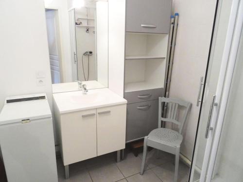 une salle de bain avec un lavabo, un miroir et une chaise dans l'établissement Résidence Villa Neree - Très fonctionnel, bien agencé, au Bord du lac ! MAE-6404, à Aix-les-Bains