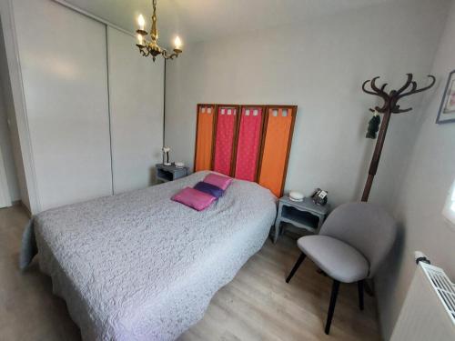 une petite chambre avec un lit et une chaise dans l'établissement Résidence Villa Neree - Très fonctionnel, bien agencé, au Bord du lac ! MAE-6404, à Aix-les-Bains