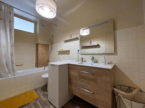 une salle de bain avec un lavabo, des toilettes et une baignoire dans l'établissement Résidence Le Cheverny - Très cosy pour ce charmant logement ! MAE-7194, à Aix-les-Bains