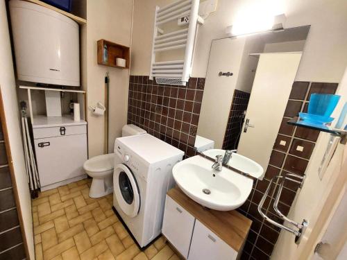 une petite salle de bain avec toilettes et lavabo dans l'établissement Résidence Le Chateau Durieux 3 - Agréable et spacieux logement pour 2 personnes ! MAE-7404, à Aix-les-Bains