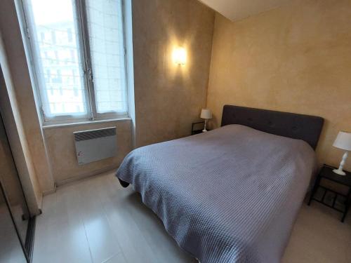 une chambre avec un lit et une grande fenêtre dans l'établissement Résidence Le Juturna - Agréable très fonctionnel et très central ! MAE-7844, à Aix-les-Bains