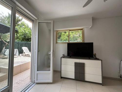 Fotografie z fotogalerie ubytování Studio cosy terrasse front mer v destinaci Cagnes-sur-Mer
