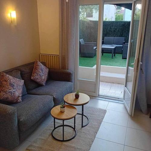 Fotografie z fotogalerie ubytování Studio cosy terrasse front mer v destinaci Cagnes-sur-Mer