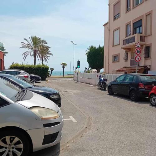 Fotografie z fotogalerie ubytování Studio cosy terrasse front mer v destinaci Cagnes-sur-Mer