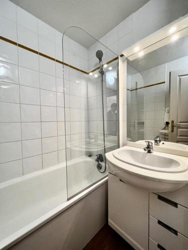 une salle de bain blanche avec un lavabo et une baignoire dans l'établissement Les Chalets Des Evettes - Agréable appartement au pied des pistes MAE-1724, à Notre-Dame-de-Bellecombe