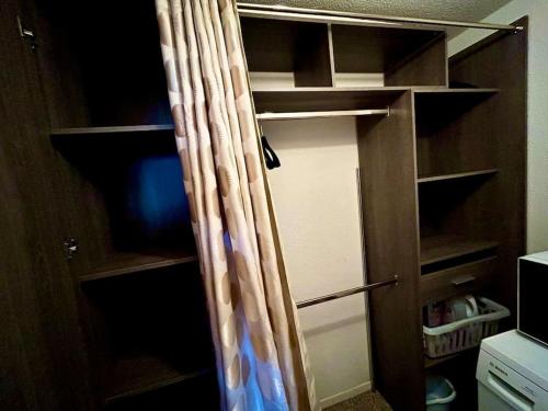 an empty closet with a curtain in a room at Duplex avec vue exceptionnelle parking et wifi gratuit in Allos