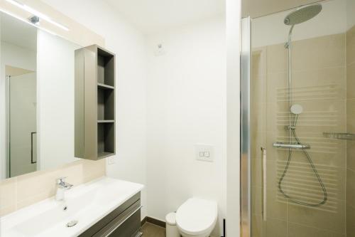 une salle de bain avec une douche, un lavabo et des toilettes dans l'établissement Confort Absolu à Paris ,superbe appartement rénové 7 Chambres avec salles de Bain privatives, à Paris