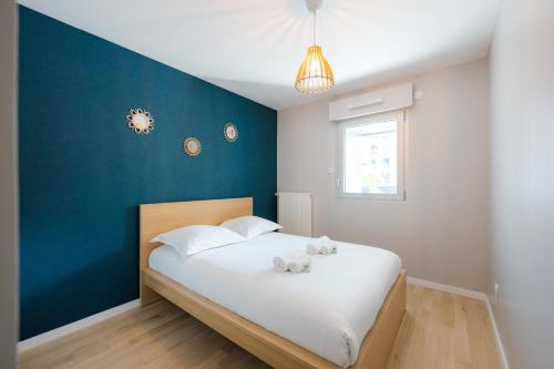 une chambre avec un lit avec deux ours en peluche dessus dans l'établissement Confort Absolu à Paris ,superbe appartement rénové 7 Chambres avec salles de Bain privatives, à Paris
