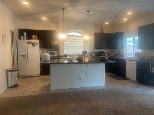 una cucina con frigorifero bianco e bancone di Private room in a beautiful house a Las Vegas