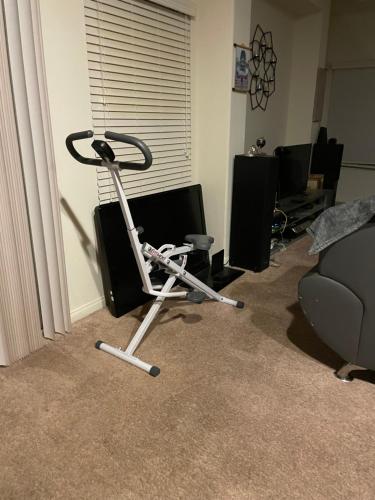 una stanza con cyclette in soggiorno di Private room in a beautiful house a Las Vegas