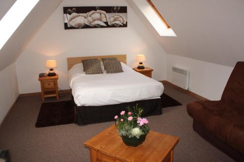 Кровать или кровати в номере Hotel du Moulin aux Draps