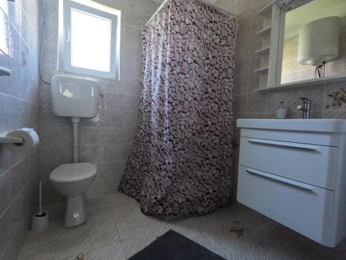 Koupelna v ubytování Apartments 501 - spacious and bright apartment on island of Rab