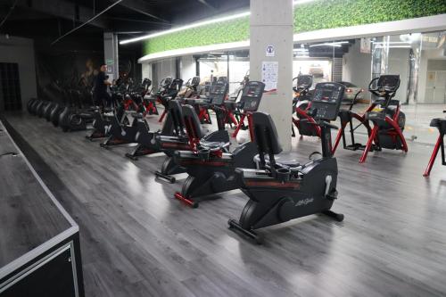 a row of exercise bikes in a gym at Grand Hotel&Casino Vía Dorada in Pachuca de Soto
