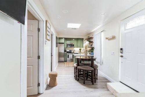 a hallway with a table and chairs and a kitchen at Cozy 2 bdrm Home in the Heart of SCV near Six Flags in Santa Clarita
