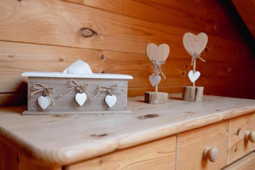 a wooden table with hearts in a wooden room at Chalet Regenbogen Leukerbad mit Indoorrutschbahn in Leukerbad