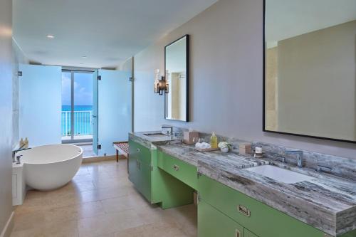 W łazience znajdują się 2 umywalki oraz wanna i wanna. w obiekcie The Residences at The St. Regis Bermuda w mieście Saint George