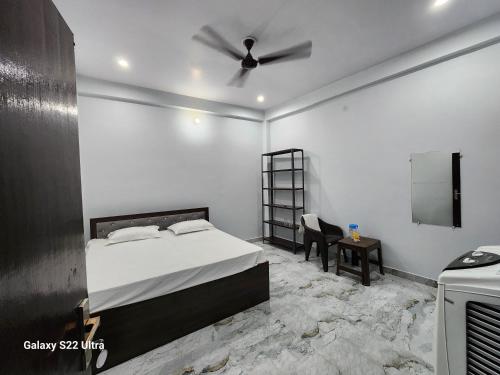 Postel nebo postele na pokoji v ubytování Raghubir Nikunj Homestay