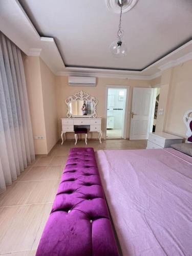 Una habitación grande con una cama morada con una alfombra morada. en Bodrum Villa Dilayla, en Bodrum City