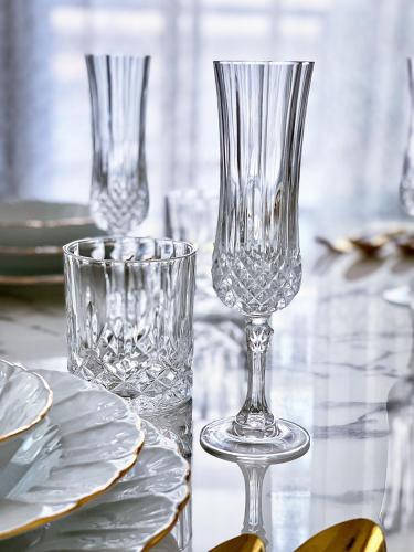 trois verres transparents posés sur une table en verre dans l'établissement Grand appartement, à Clichy