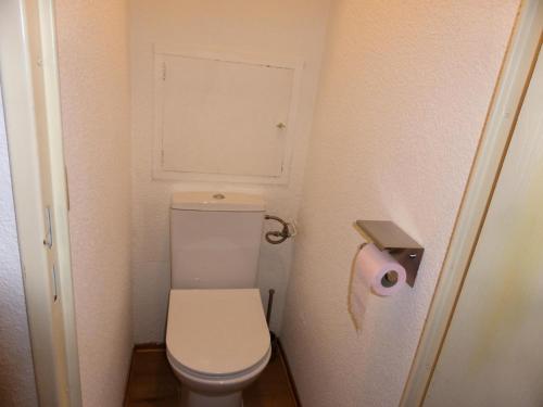 - une petite salle de bains avec des toilettes et un rouleau de papier toilette dans l'établissement Résidence Combettes - Combettes D300 MAE-4071, aux Contamines-Montjoie