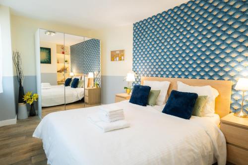 Beautiful yellow apartment near Marais and Bastille