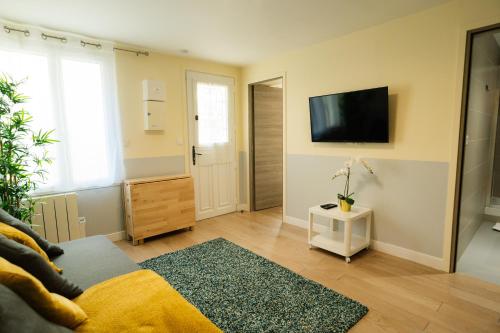 Beautiful yellow apartment near Marais and Bastille