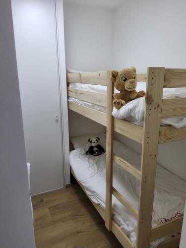 - un ours en peluche assis au-dessus d'un lit superposé dans l'établissement Appartement proche télécabine, à Saint-Gervais-les-Bains