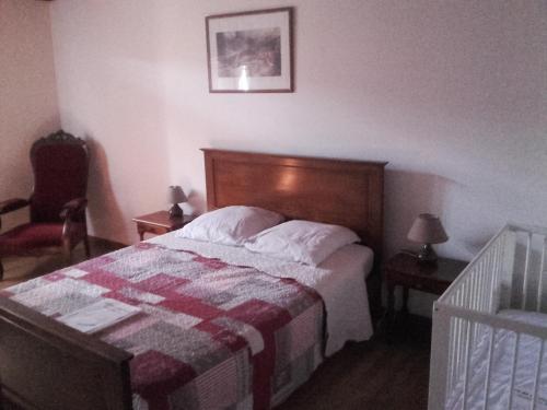 une chambre avec un lit avec une couverture à carreaux dans l'établissement Maison avec piscine, à Aubenas