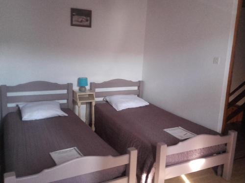 deux lits jumeaux dans une chambre avec dans l'établissement Maison avec piscine, à Aubenas