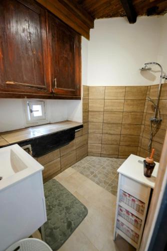 une petite cuisine avec un évier et un comptoir dans l'établissement Maison de village, à Montcabrier