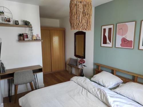 Un ou plusieurs lits dans un hébergement de l'établissement Magnifique maison avec piscine