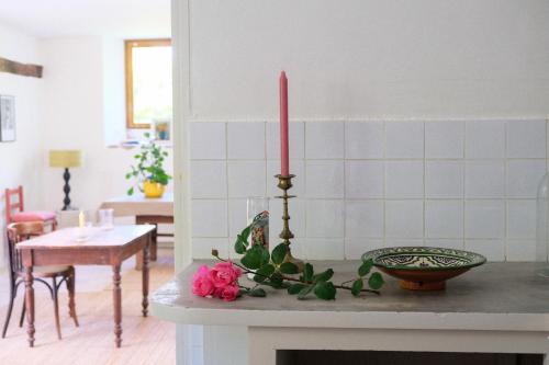 Una vela sobre una encimera de cocina con mesa en Maison Castaings en Lucq-de-Béarn