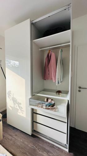 a white walk in closet with a white drawer at HARMONY "2" stylishes 2 Zimmer Apartment 1 OG Balkon Garten Parkplatz in Gütersloh