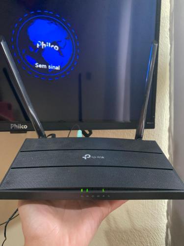 eine Person, die einen Computermonitor mit der Hand einer Person hält in der Unterkunft Casa para temporada- Pq Mambucaba in Angra dos Reis