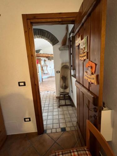 a hallway leading to a kitchen with an open door at Casa di campagna nel Parco del Pollino in Teana