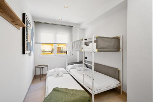 ein kleines Zimmer mit zwei Etagenbetten in der Unterkunft NUEVO piso centro Torre del Mar in Torre del Mar